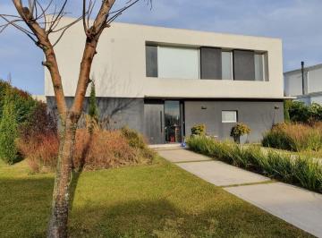 Casa · 230m² · 8 Ambientes · 6 Cocheras · Excelente Casa en Lote Interno!