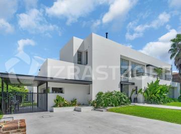 Casa · 302m² · 7 Ambientes · 2 Cocheras · Casa en La Pradera de 3 Dorm. Estilo Moderno