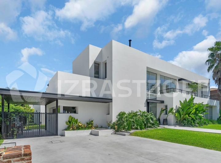 Casa · 302m² · 7 Ambientes · 2 Cocheras