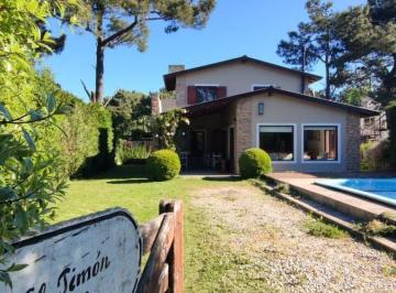 Casa · 95m² · 3 Ambientes · 1 Cochera · Casa en La Caleta