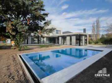 Casa · 367m² · 9 Ambientes · 3 Cocheras · Venta / Permuta - Casa 3 Dorm. en Barrio Privado - Kentucky Club de Campo, Funes