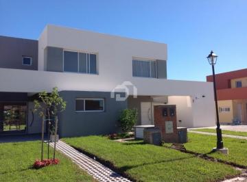 Casa · 86m² · 3 Ambientes · 2 Cocheras · Casa en Venta en Casas de Santa Guadalupe, Casas del Este