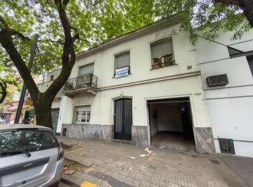 Casa · 220m² · 5 Ambientes · 1 Cochera · Casa de Estilo con Patio Terraza Tres Dorm. y Cochera en Venta en El Centro de La Plata