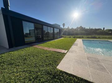 Casa · 150m² · 2 Ambientes · 4 Cocheras · Casa 2 Habitaciones - Gran Terreno y Pileta.