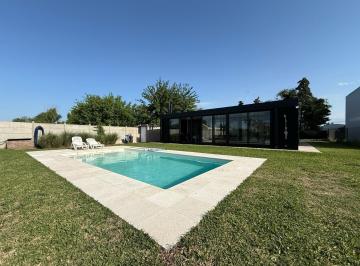 Casa · 160m² · 4 Ambientes · 2 Cocheras · Venta Casa 2 Dorm. con Quincho y Pileta en Tds1, Roldan