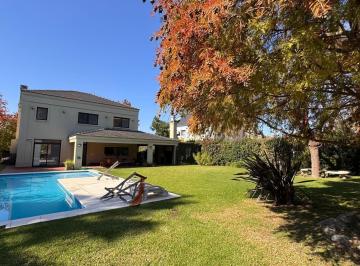 Casa · 197m² · 6 Ambientes · 4 Cocheras · Excelente Propiedad Desarrollada en Dos Plantas Sobre Gran Lote Interno | Barrio Septiembre | Escoba