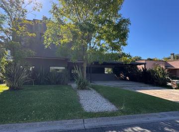 Casa · 185m² · 4 Ambientes · 4 Cocheras · Moderna Casa en Dos Plantas con Gran Parque y Pileta Ubicada Cerca de Cul de Sac | San Matias | Esc