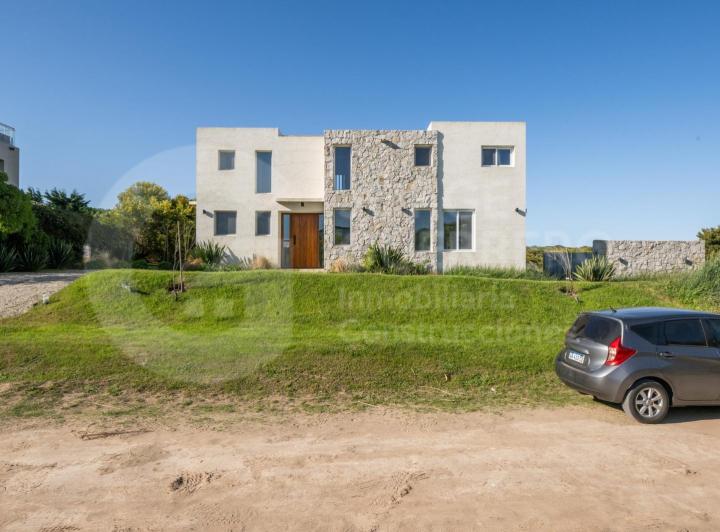 Casa · 220m² · 4 Dormitorios