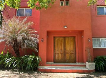 Casa · 233m² · 4 Ambientes · 5 Cocheras · Casa en Venta en Barrio Los Pilares
