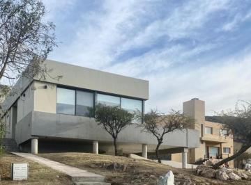 Casa · 203m² · 4 Ambientes · 1 Cochera · Venta Hermosa Casa en Barrio Cerrado Tierra Alta Comarca Serrana