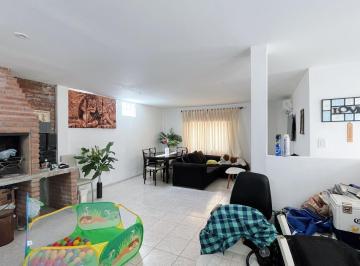 Casa · 163m² · 8 Ambientes · Venta Casa de Pasillo Seis Dorm.
