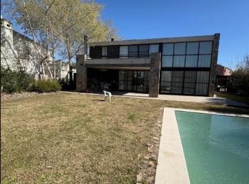 Casa · 300m² · 5 Ambientes · 4 Cocheras · Casa en Alquiler en Harás Santa María
