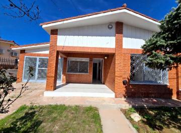 Casa · 175m² · 3 Dormitorios · 1 Cochera · Venta Casa + Departamento C/pileta B° Las Malvinas Carlos Paz