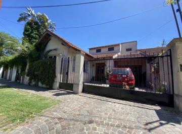 Casa · 250m² · 4 Ambientes · Nuevo Valor - Casa en Venta en Castelar Norte - 4 Ambientes! Excelente Ubicacion! Permuta!