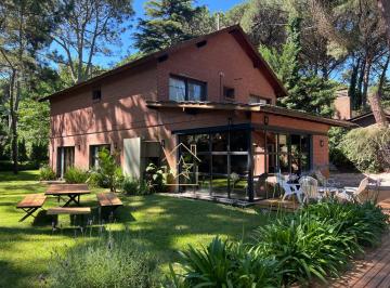 Casa · 250ha · 7 Ambientes · Casa en Alquiler en Carilo Para 16 Personas