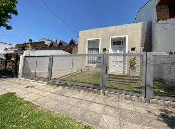 Casa · 150m² · 2 Ambientes · Casa con Piscina en Excelente Zona de Castelar Norte!