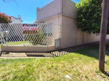 Casa de 4 ambientes, Tres de Febrero · Casa 4 Ambientes Sobre Lote Propio con Garage, Patio, Jardín y Terraza
