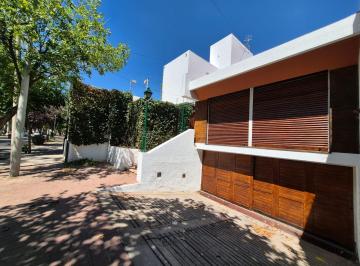 Casa · 273m² · 6 Ambientes · 2 Cocheras · Casa en Godoy Cruz