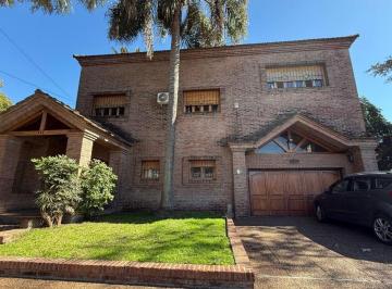 Casa · 363m² · 6 Ambientes · 2 Cocheras · Casa en Venta con Parque y Pileta