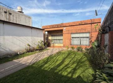 Casa · 180m² · 3 Ambientes · 2 Cocheras · Casa en Venta C/ Cochera en William C. Morris