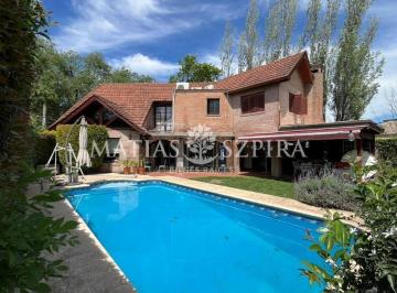 Casa · 190m² · 5 Ambientes · 2 Cocheras · Venta Casa 6 Ambientes. Parque y Pileta en Barrio Cerrado