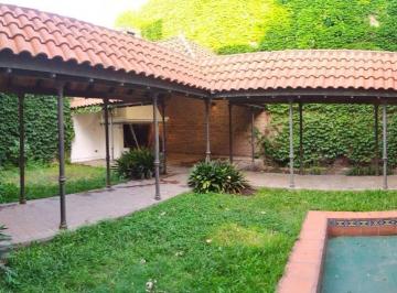 Casa · 340m² · 6 Ambientes · 2 Cocheras · Casa de Dos Plantas con Jardín en Venta - Mercedes - Bs. As.
