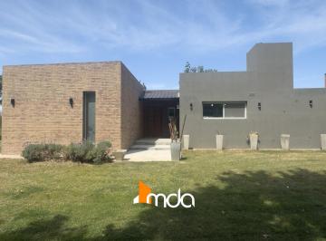 Casa · 265m² · 4 Ambientes · 2 Cocheras · Cerca de Todo. Lejos del Ruido. Justo Donde Querés Estar