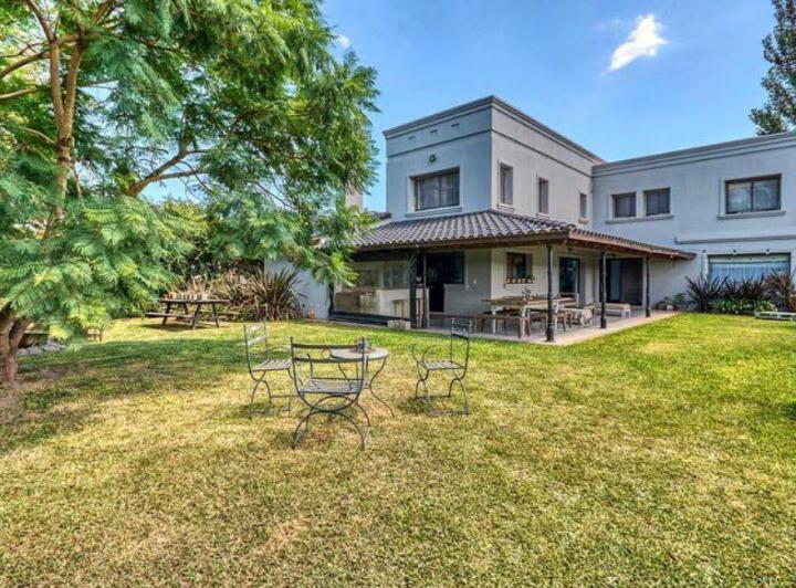 Casa · 274m² · 5 Ambientes · 2 Cocheras