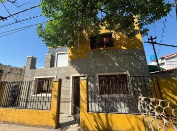 Casa · 130m² · 6 Ambientes · Venta. Casa de 3 Dorm.. Centro. Funes.