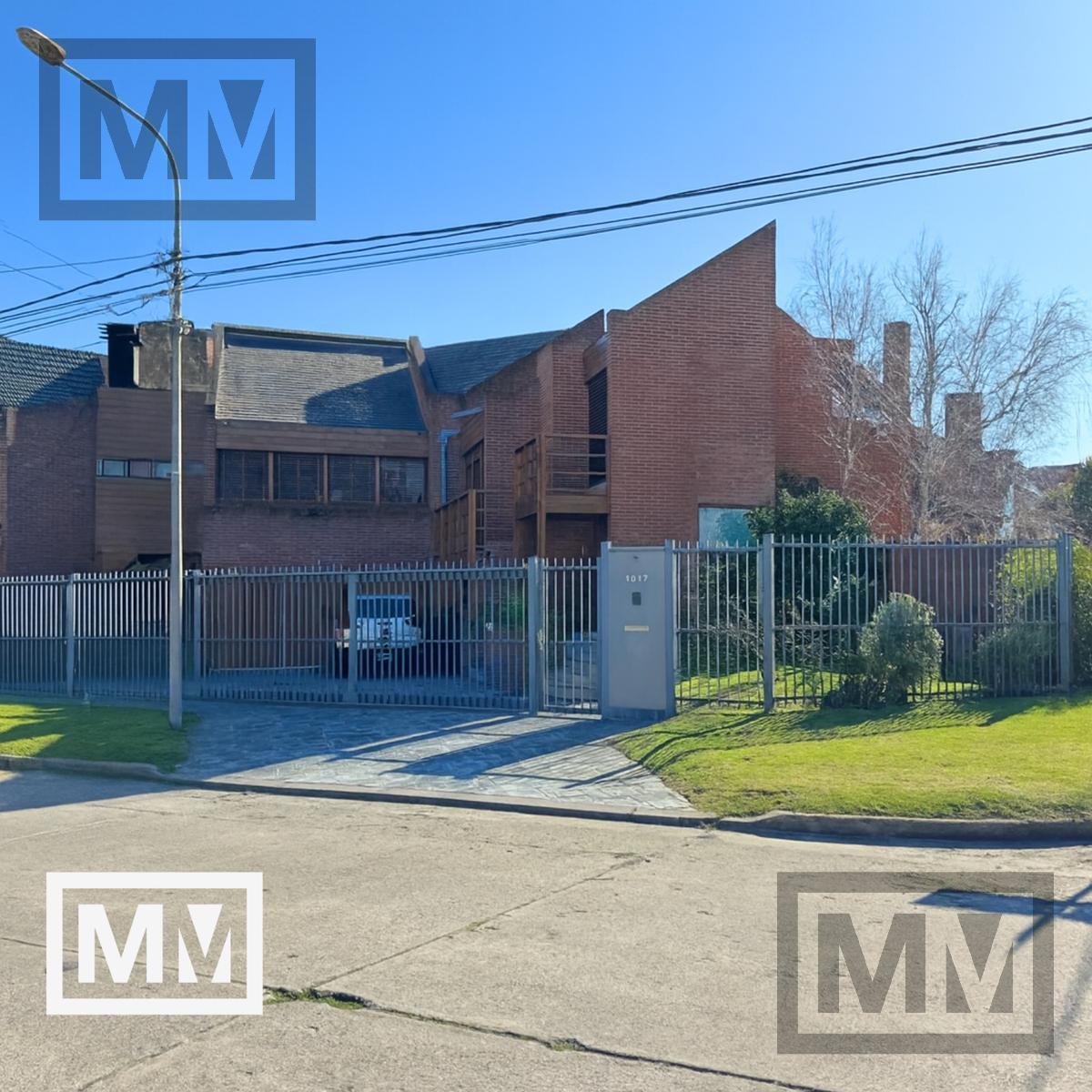 Chalet 5 amb, 286m² con jardín y pileta — Divino Rostro