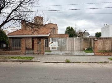 Foto · Gran Oportunidad en Res. Vélez Sarsfield Casa Amplio Terreno con Potencial Comercial