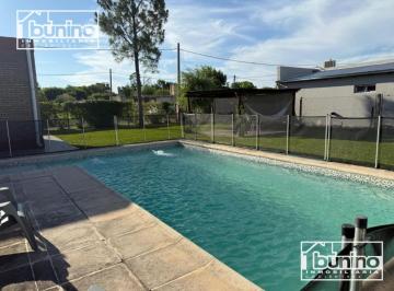 Casa · 100m² · 3 Ambientes · 1 Cochera · Alquiler Temporario en Funes Town - 2 Dorm.