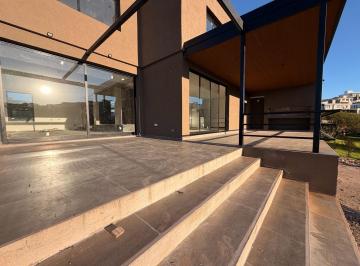 Casa · 330m² · 6 Ambientes · 2 Cocheras · Casa en La Deseada Country