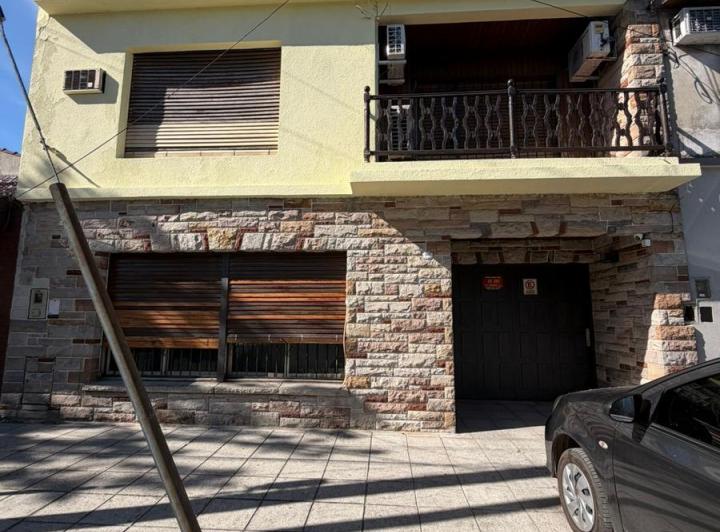 Casa · 220m² · 5 Ambientes · 2 Cocheras