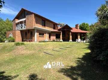 Casa · 300m² · 4 Dormitorios · 2 Cocheras · Casa en Venta en Lomas de La Carolina