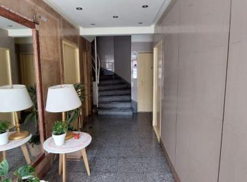Departamento de 3 ambientes, Floresta · 3 Ambientes Venta Apto Credito! en Esquina Todo Externo, Lleno de Luz, Frente Balcón a m. Gaona.