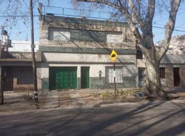 Casa · 202m² · 4 Ambientes · 1 Cochera · Casa de 3 Dorm. con Garaje en Barrio Azcuenaga