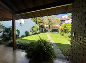 Casa · 329m² · 5 Ambientes · 2 Cocheras · Casa - Banfield