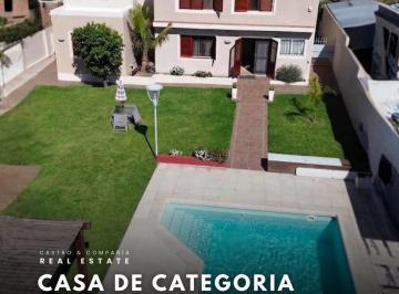 Casa · 247m² · 8 Ambientes · 1 Cochera · Venta Casa de Categoría 3 Dorm. con Piscina Todos Los Servicios en La Cuesta, Villa Carlos Paz