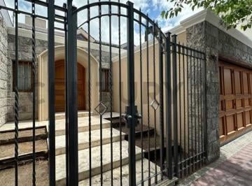 Casa · 254m² · 5 Ambientes · 2 Cocheras · Casa de Cataegoría en Venta - Calle Huarpes