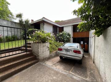 Casa · 385m² · 4 Ambientes · 6 Cocheras · Av Fernandez 131, Barrio Ingles, Temperley Oeste - Chalet Amplio Garage, Sobre Lote de 470 m².