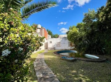 Casa · 435m² · 6 Ambientes · 1 Cochera · Casa en Venta Desarrollada Sobre Amplio Lote de 435 m² - Cangallo Al 400, Temperley Este