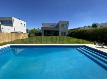 Casa · 165m² · 5 Ambientes · 3 Cocheras · Casa Parquizada con Pileta en Santa Guadalupe