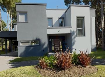Casa de 5 ambientes, Pinamar · Casa con Pileta Climatizada en Costa Esmeralda