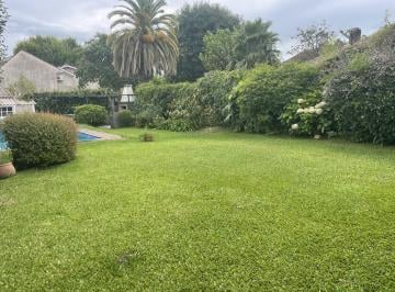 Casa · 225m² · 7 Ambientes · 1 Cochera · Casa 4 Dorm - Oficinas - Gran Jardin y Pileta