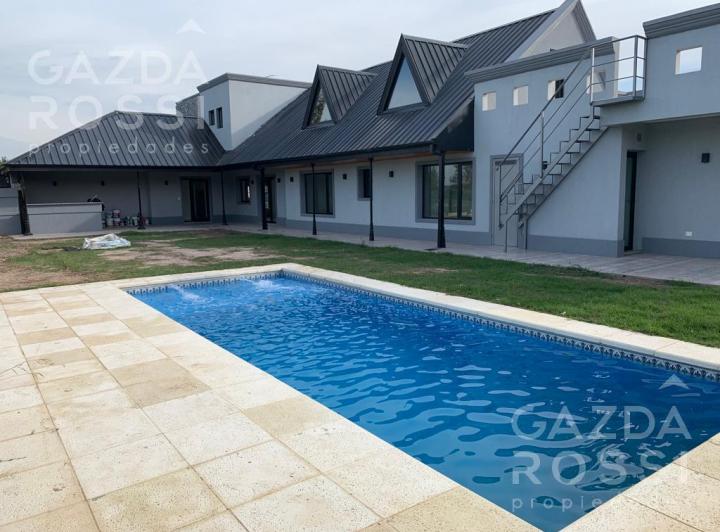 Casa · 280m² · 6 Ambientes · 2 Cocheras
