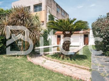 Casa · 297m² · 9 Ambientes · 2 Cocheras · Chalet 7 Amb con Piscina en Venta en Lanús Oeste