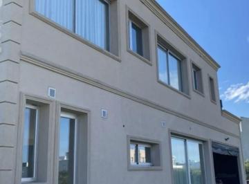 Casa · 180m² · 4 Ambientes · 4 Cocheras · Venta de Casa en Haras Santa Maria Escobar