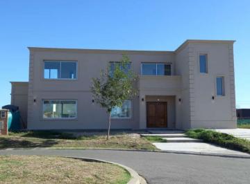Casa · 180m² · 4 Ambientes · 4 Cocheras · Venta de Casa en Haras Santa Maria Escobar