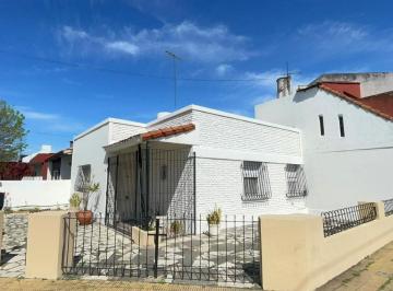 Casa · 229m² · 7 Ambientes · 2 Cocheras · Oportunidad - Dos Viviendas Individuales con Gran Potencial en Ituzaingó Norte